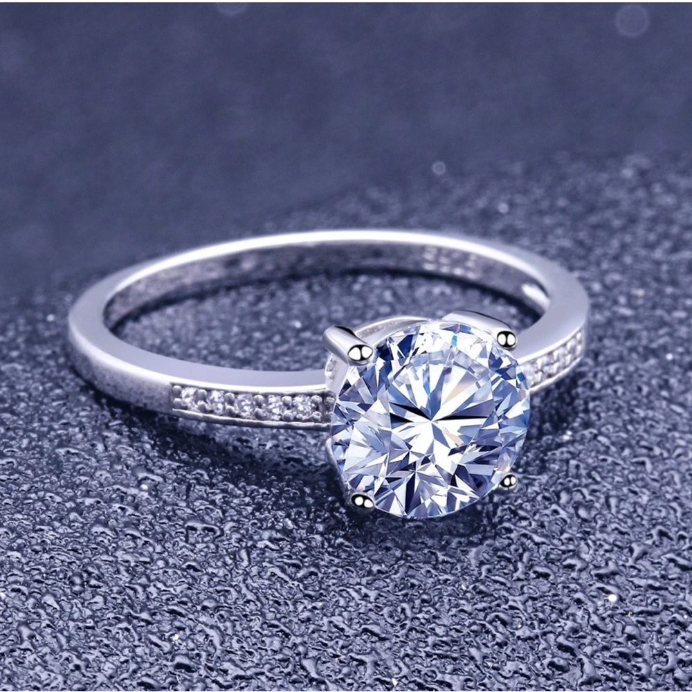 Elegant Silver Ring with Clear Gemstone